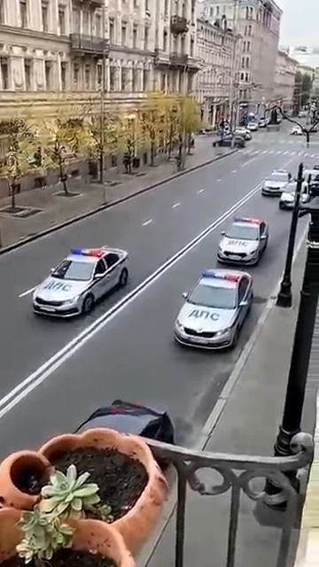 Погоня в Москве , обезьяна на самокате умело уходит от погони смотреть онлайн