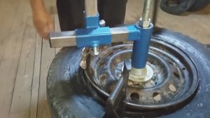ручной шиномонтажный станок снятие старой СССР покрышки