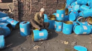 Как делают полезные вещи из старых бочек.