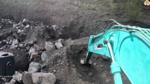 Строительство, экскаватор копает песок