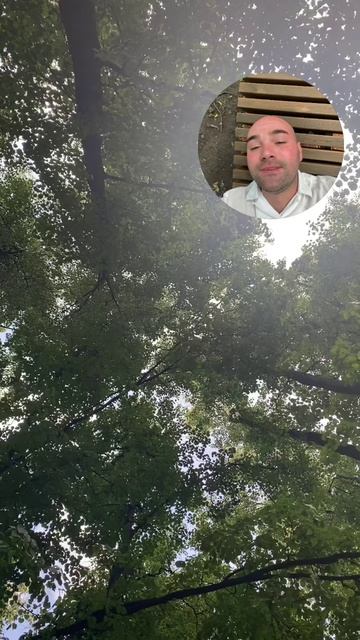 Лежать на лавочке