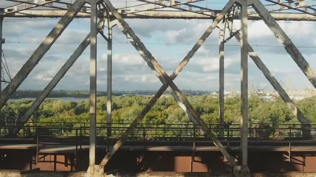 Через Иртыш по железнодорожному мосту (Транссибирская магистраль, Омск). смотреть онлайн