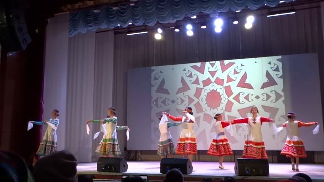 Марийский танец в исп. ансамбля ЭРВЕЛ Мишкинского РДК на 95 летии района. Видео Василия Хайбуллина смотреть онлайн
