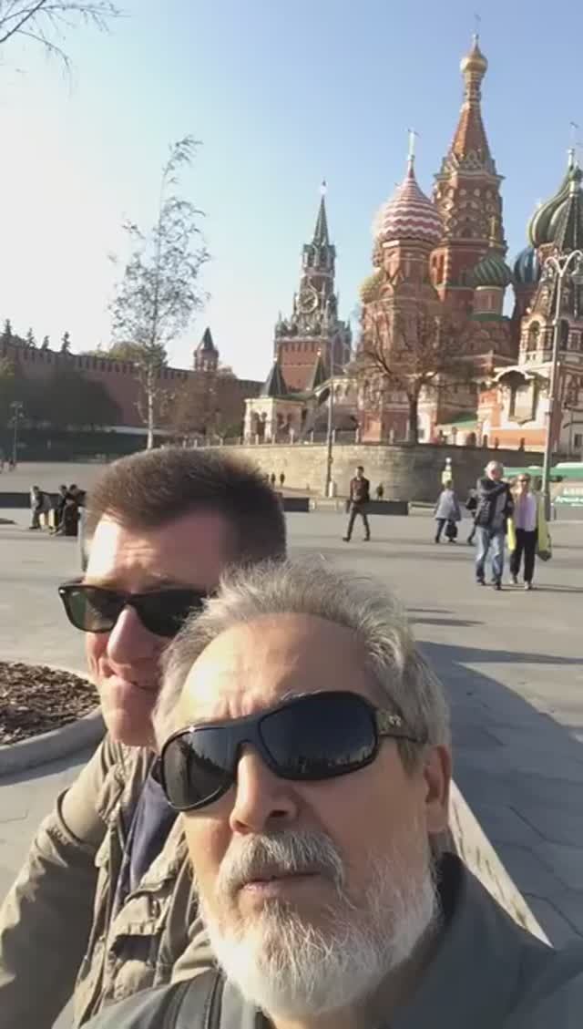 Мы с Виталием Пищаевым гуляем по Москве