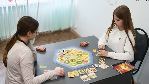 Железногорские школьники познакомились с увлекательной вселенной настольных игр. смотреть онлайн