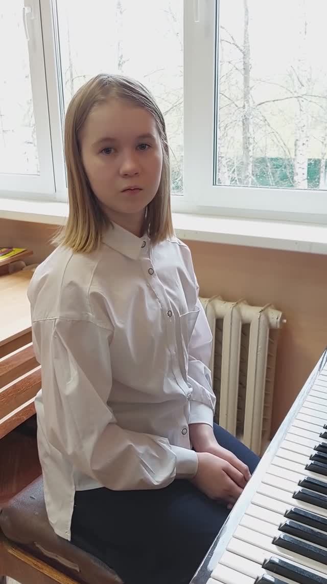 Си бем. маж. гамма (двумя руками) Леонова Валерия 3кл.