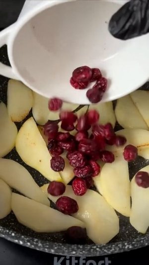 Теплый салат с печенью и грушей