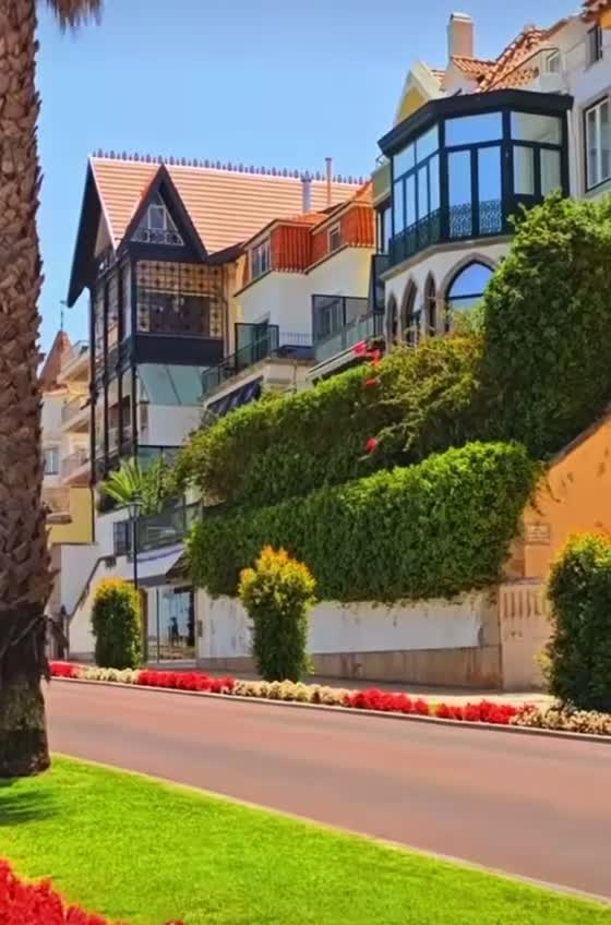 Кашкайш - небольшой городок в Португалии, расположенный на побережье Атлантического океана. Он на... смотреть онлайн