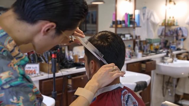 💈(ASMR) Japan's Award-Winning Barber Gives an Ultimate Haircut & Style Scissor-Over-Comb Haircut смотреть онлайн