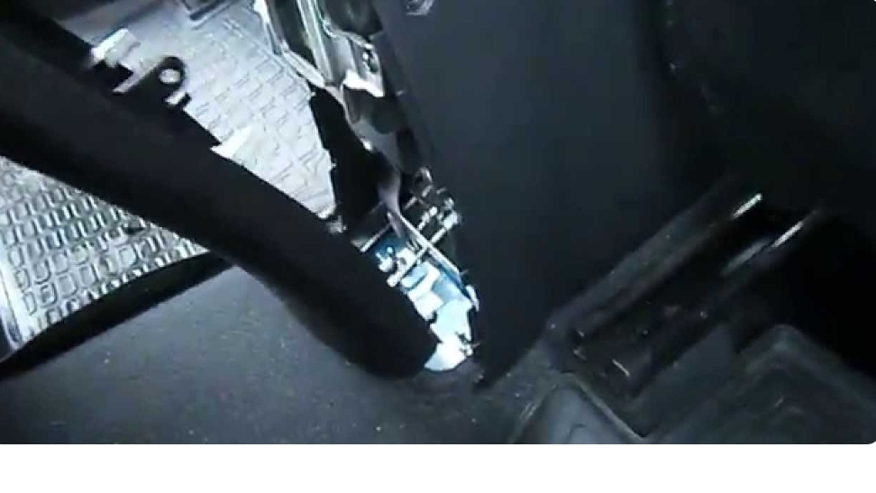 Hundai Solaris  ПОДТЯГИВАЕМ РУЧНИК ПРАВИЛЬНО .