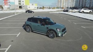 Взгляд девочки на мужика MINI Countryman