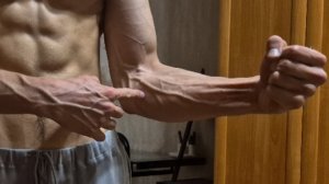Тренировка предплечий без отдыха — 4 минуты с гантелями