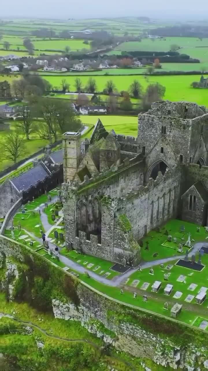 Замок Кашел - это место с богатой историей, связанной с легендами и религией. Он ассоциируется с ... смотреть онлайн