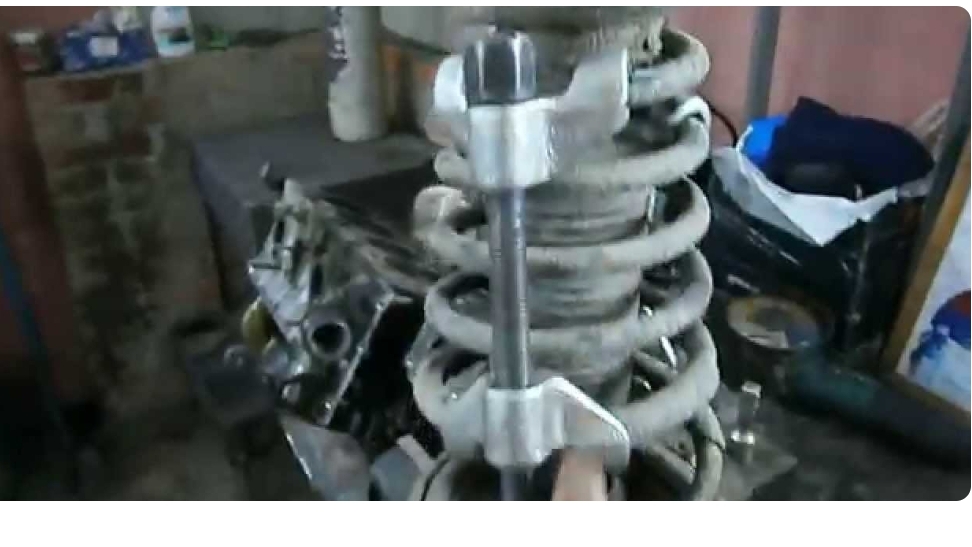 Hyundai Accent - замена задней стойки амортизатора.