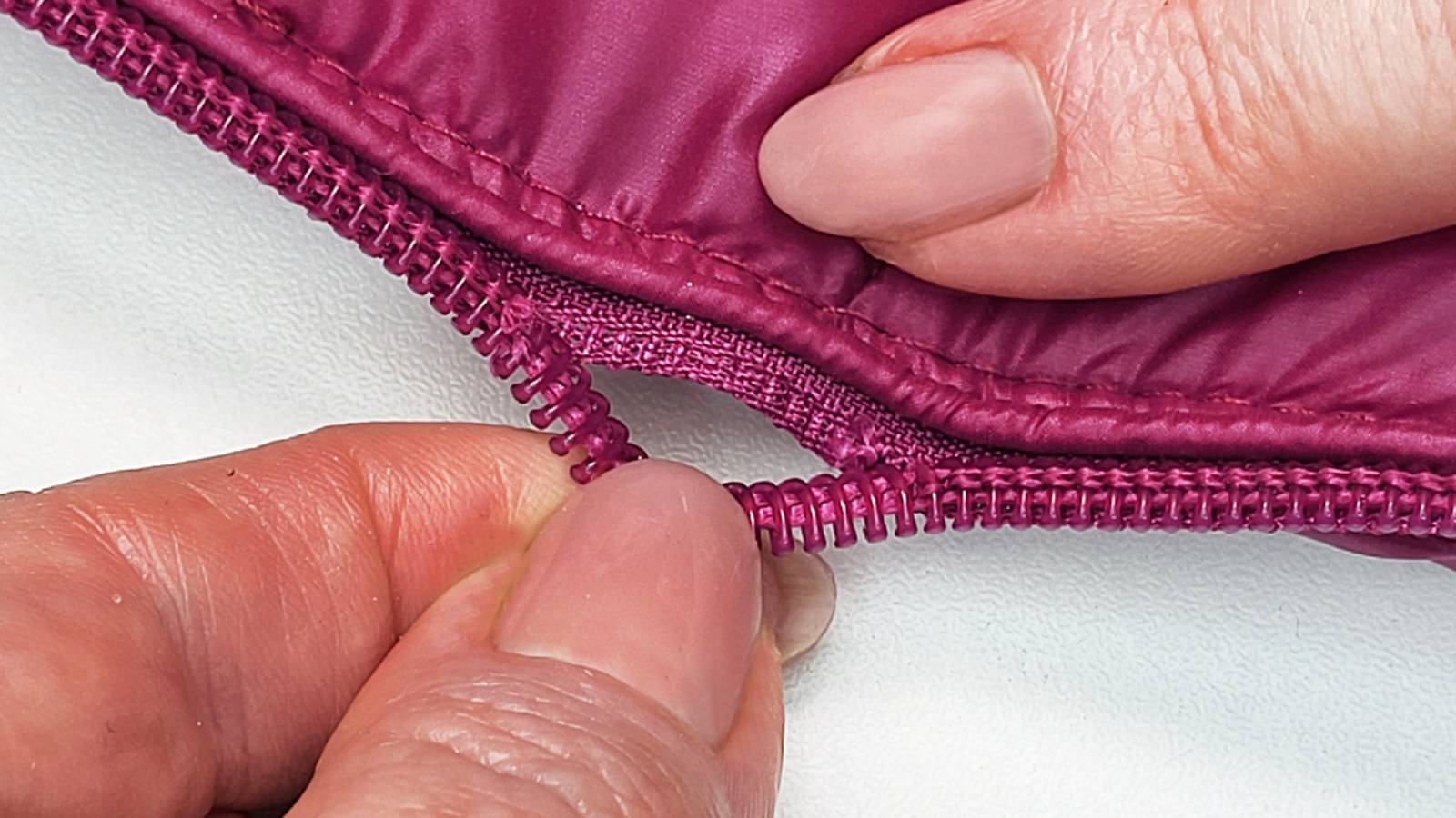 Почините сломанную молнию за 2 минуты — простой швейный лайфхак, который работает всегда! смотреть онлайн