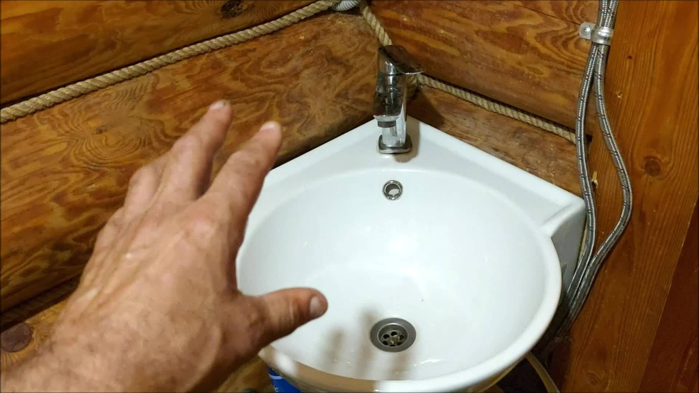 Как СОХРАНИТЬ от ВЛАГИ, плесени и ТРЕЩИН и чем БЕЗОПАСНО обработать стены сруба в ВАННОЙ комнате. смотреть онлайн