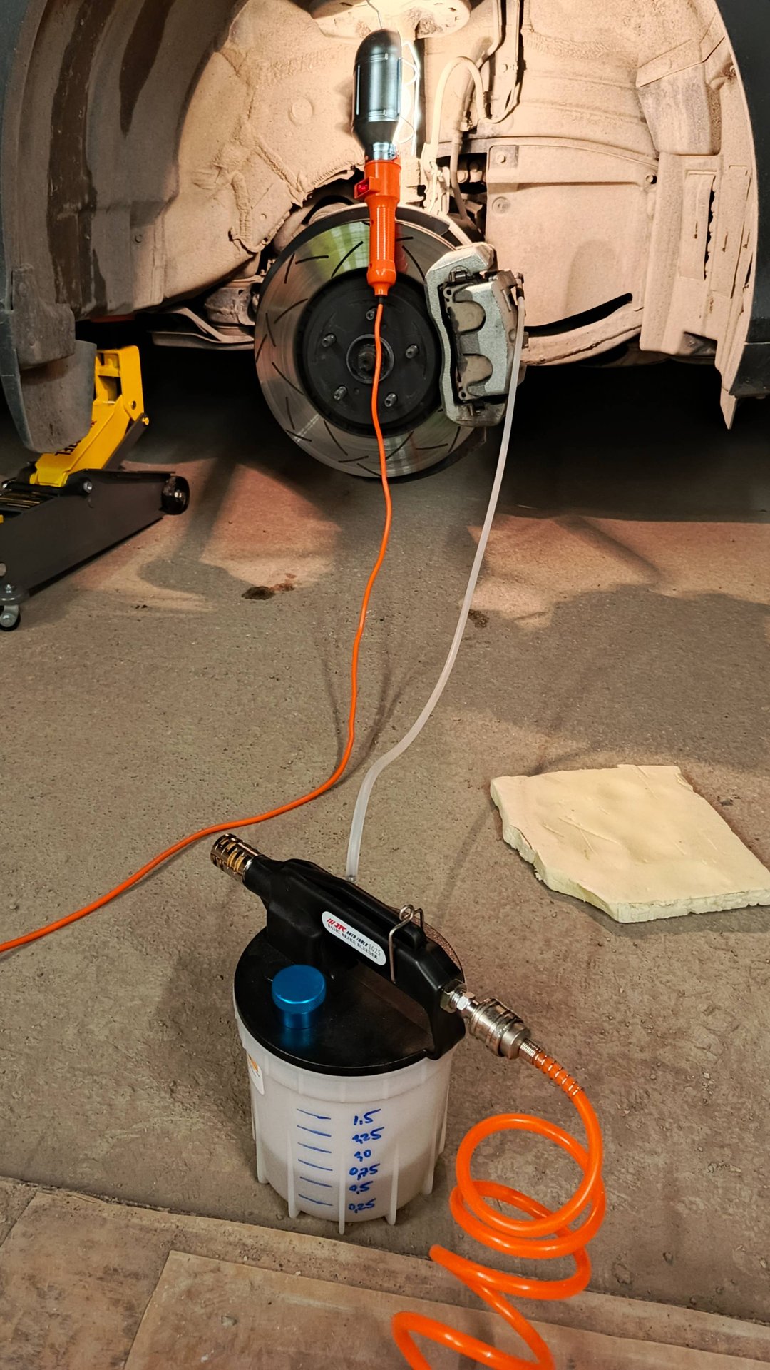 Замена тормозной жидкости в Lexus RX пневматическим устройством для откачки JTC-1025 и JTC-1026