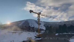 Смонтированные башенные краны Dahan QTZ160 в поселке Шерегеш