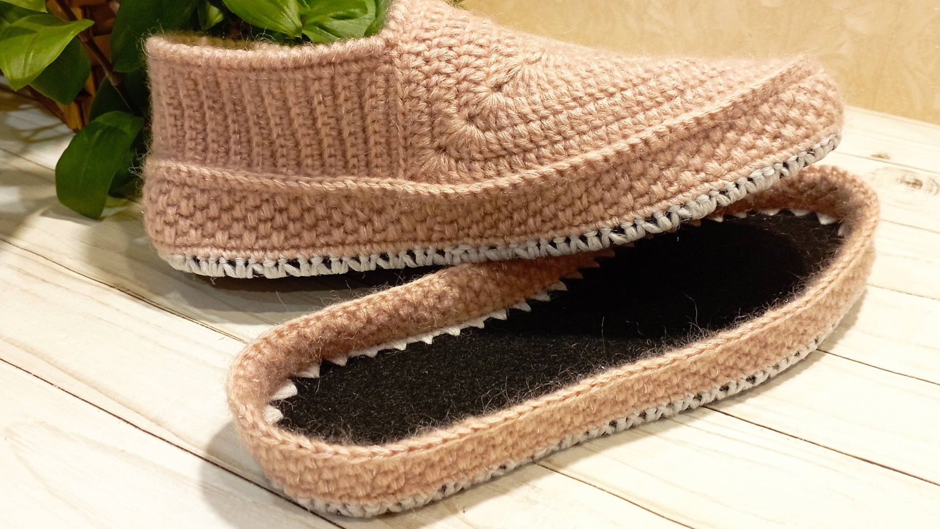 Вяжем тапочки крючком на готовой подошве . Подробный мк . смотреть онлайн