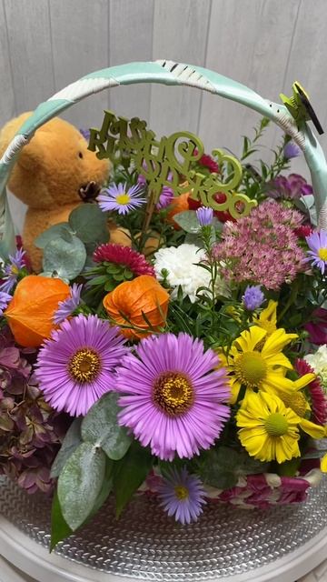 Корзинка с живыми цветами и плюшевым мишкой смотреть онлайн