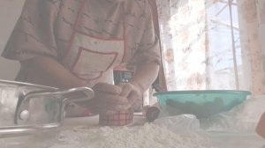 МУЖ ПОМОГАЕТ ГОТОВИМ, СТРЯПАЕМ МАНТЫ.