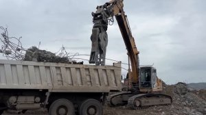 Демонтаж промышленного здания с помощью гидроножниц и гидромолота.