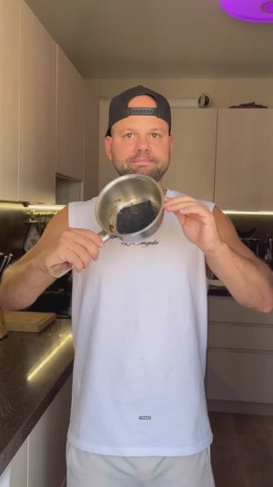 Убираем нагар с кастрюли за пару минут