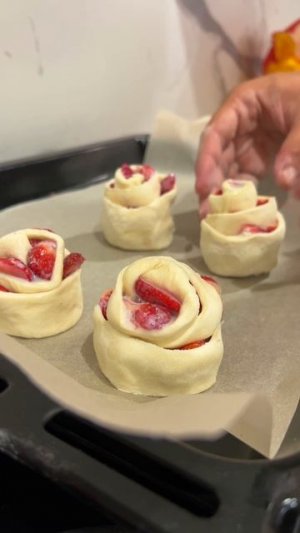 Клубничные слойки