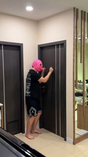 Пранк над девушкой « страшная маска»