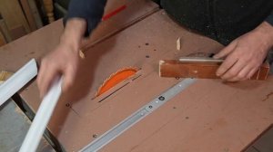💡 Столярные хитрости. Как точно отпилить углы плинтуса с помощью циркулярки