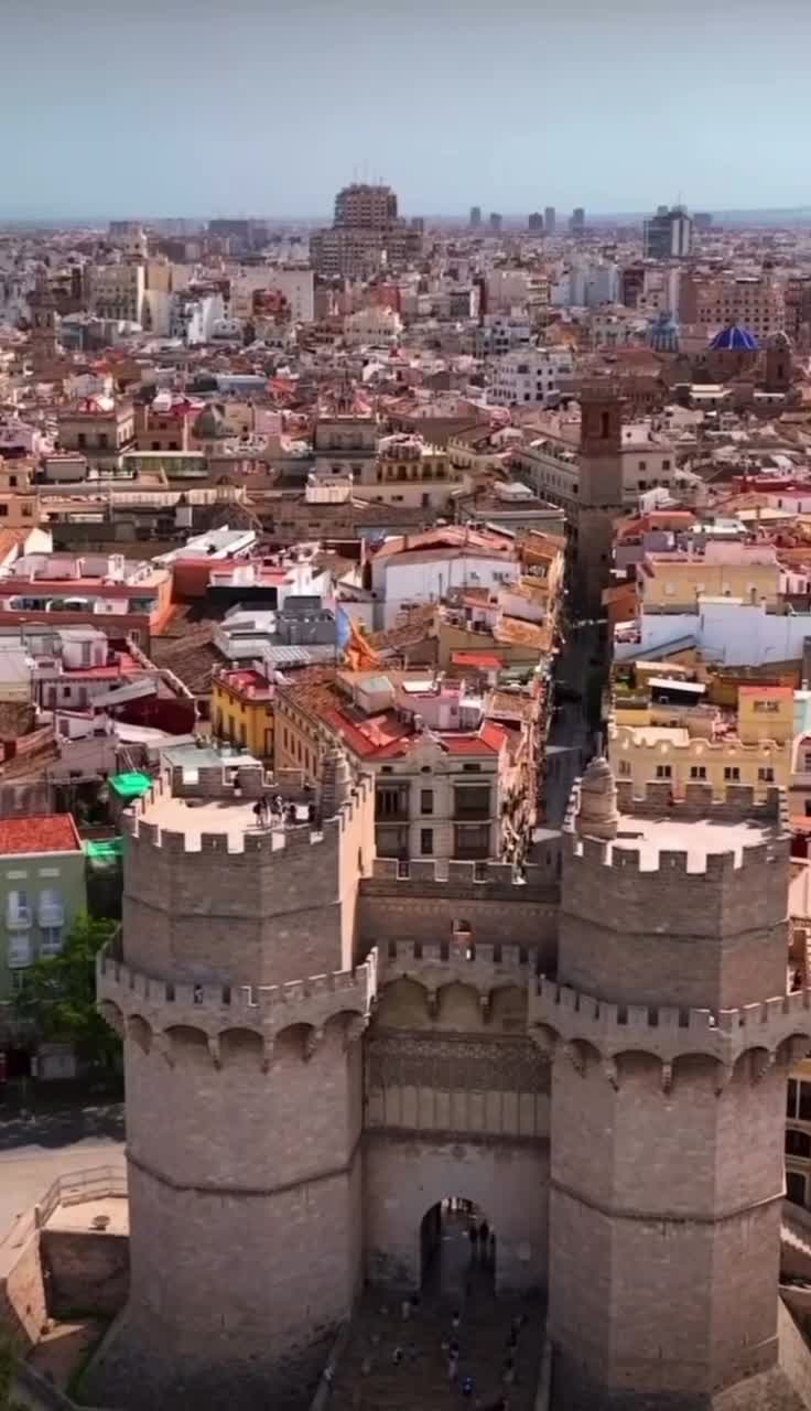 Самый зеленый испанский мегаполис, динамичный город, живописный курорт. Удивительный город, котор... смотреть онлайн