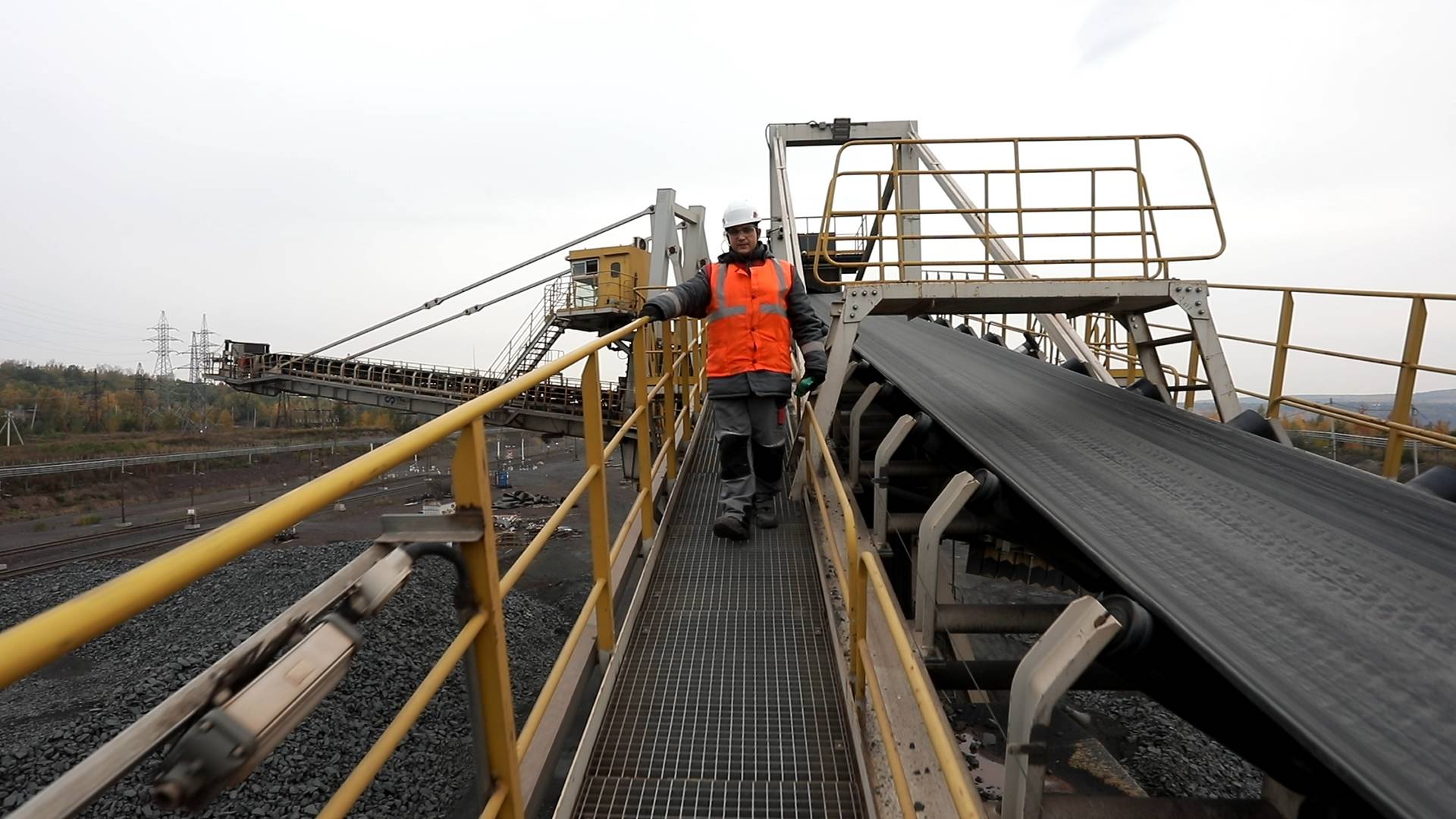 Он соединяет мир железа и цифры. Николай Свиридов – ведущий инженер системы автоматизации МГОКа. смотреть онлайн