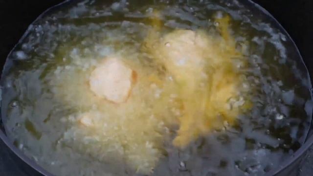 Золотистая и хрустящая целая жареная курица по старинке!