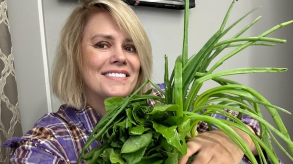 ВСТРЕЧАЮ ГОСТЕЙ/ПРИНЕСЛИ ПОДАРКИ/ПОКУПКИ ПРОДУКТОВ/ГОТОВЛЮ БЛИНЧИКИ С ЯБЛОКАМИ/СТАРЕЮ ЧТО ДЕЛАТЬ☺️