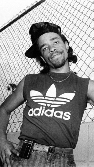 Рэпер Ice-T начинает свой путь в хип-хопе в роли танцора в 1983 году.