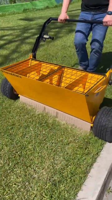 Пескование газона с помощью тележки для топпинга Grost😎 смотреть онлайн