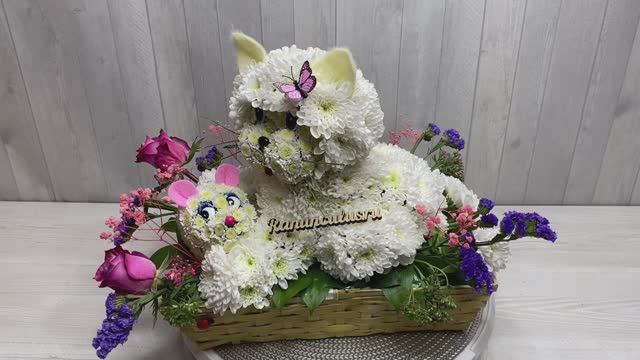 Кошка с мышкой из живых цветов смотреть онлайн