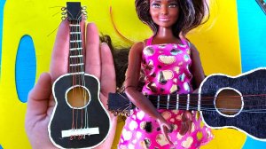 МУЗЫКАЛЬНЫЙ ЛАЙФХАК🎸 Как сделать гитару для кукол БАРБИ своими руками мастер класс мини гитара.