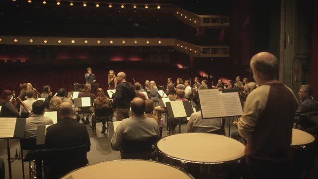 Сериал "Моцарт в джунглях", 1.10 (AlexFilm) смотреть онлайн