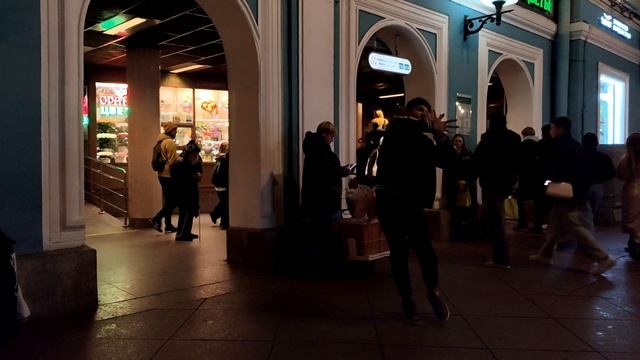 ТАНЦОР САША ТАНЦУЕТ НА НЕВСКОМ ПРОСПЕКТЕ смотреть онлайн