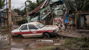 Потоки воды сносили дома вместе с жителями. Число погибших из-за ливней в Мексике возросло до 64