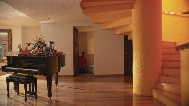 Сериал "Моцарт в джунглях", 2.05 (AlexFilm) смотреть онлайн