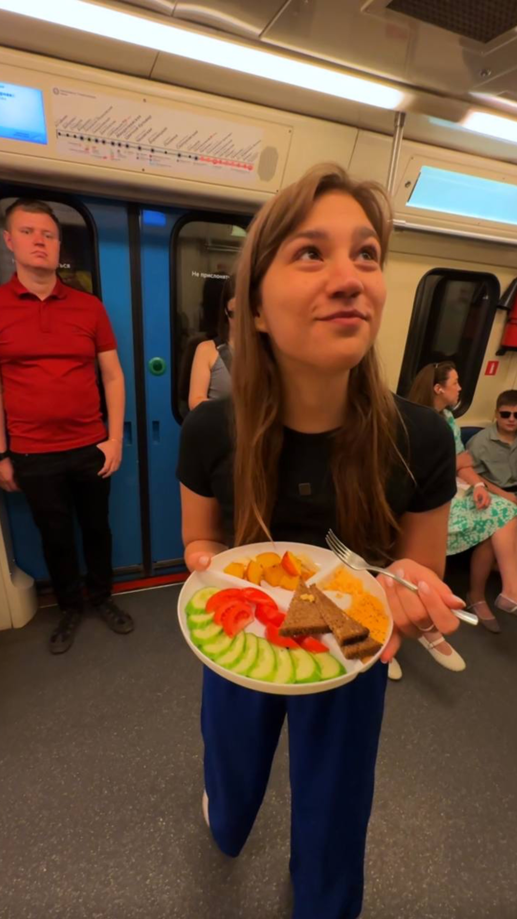 Позавтракала прямо в вагоне МЕТРО 😱🚉 смотреть онлайн
