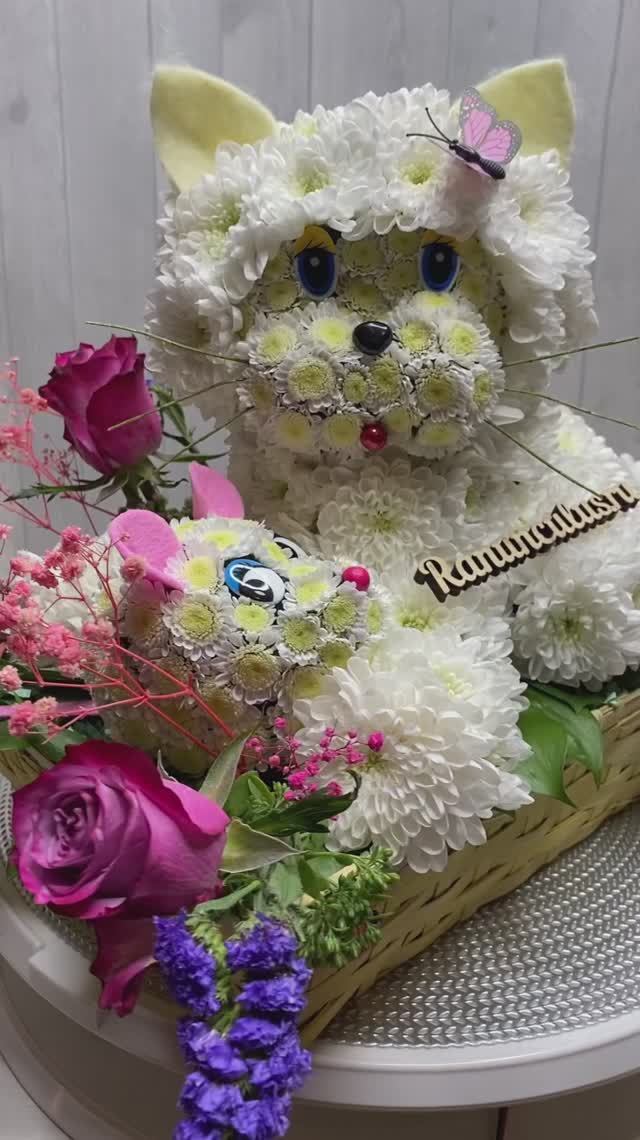 Кошка с мышкой из живых цветов смотреть онлайн