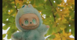 Что делает Лабубу? Лабубу гуляет в осеннем лесу и пьет чай с друзьями.