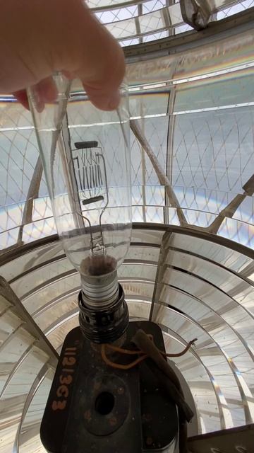 Замена лампы в фонаре Ильинского маяка.