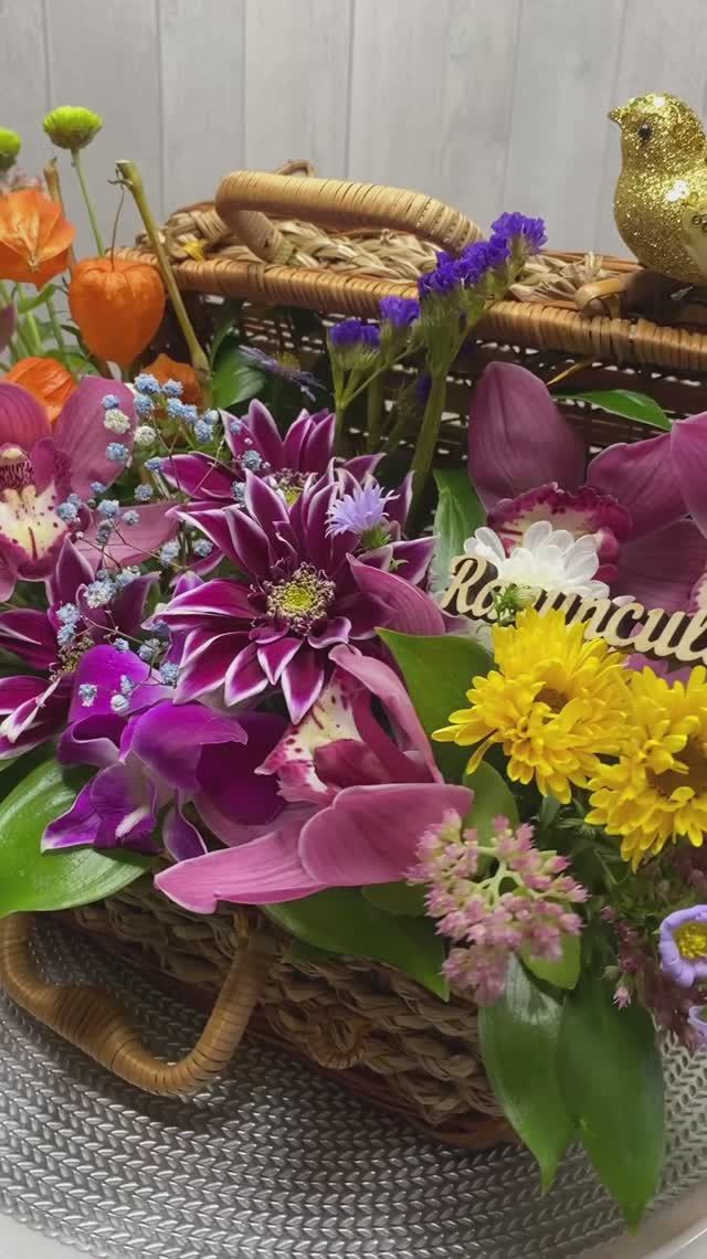 Композиция из орхидей и хризантем в сундуке смотреть онлайн