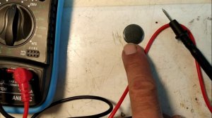 Пульт автосигнализации стал плохо работать. Проверка новой батарейки и замена.