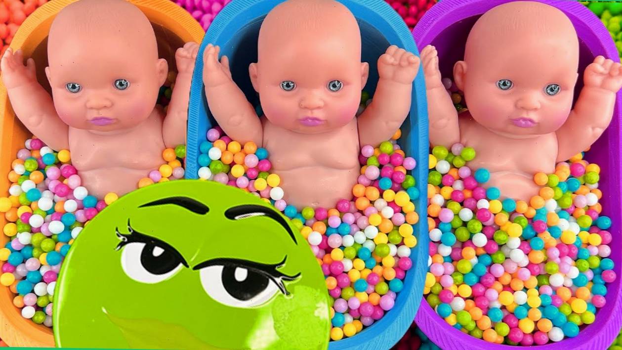 Мультики для детей. Перемешиваем конфеты в ванночках с куклами. Смотреть онлайн для детей и малышей. смотреть онлайн