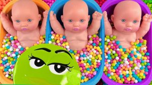 Мультики для детей. Перемешиваем конфеты в ванночках с куклами. Смотреть онлайн для детей и малышей.